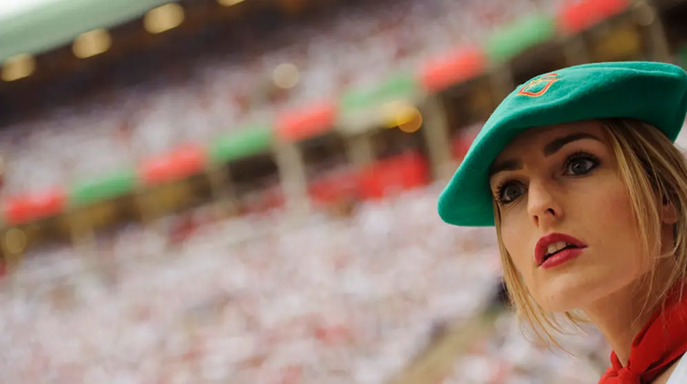 Los pamploneses durante la feria del toro. MIGUEL OS&Eacute;S_4