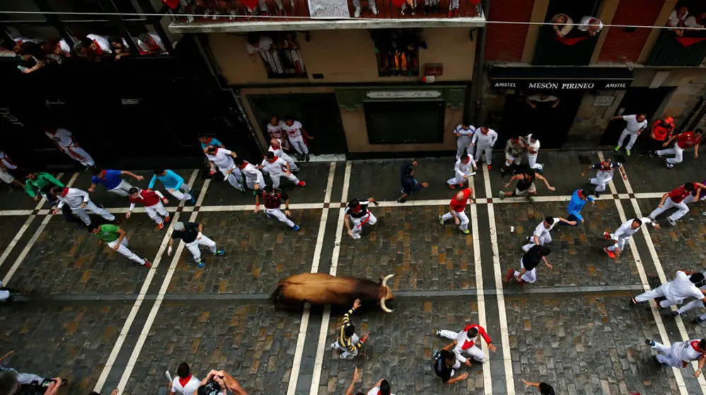 Tercer encierro de los toros de Puerto de San Lorenzo en Estafeta 23 REUTERS