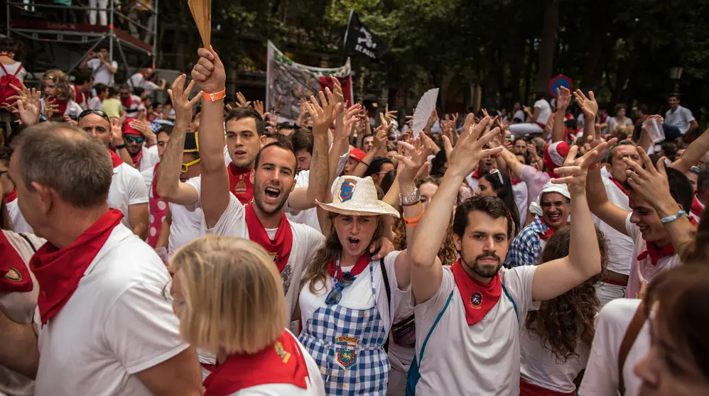 Salida de las peñas de la plaza de toros de Pamplona tras la corrida de Puerto de San Lorenzo del d&iacute;a 9 de julio de 2017 . 2017 MAITE H. MATEO-30 (26)