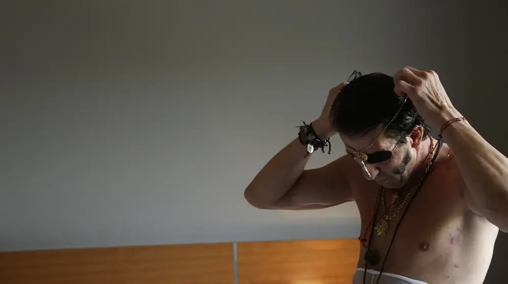 GRA356. PAMPLONA, 10/07/2017.- El diestro Juan Jos&eacute; Padilla se coloca las cadenas al cuello, hoy en su hotel, antes de la corrida de esta noche, la cuarta de la Feria del Toro 2017 en la que compartir&aacute; cartel con El Fandi y Manuel Escribano, frente a reses de Fuente Ymbro, de San Jos&eacute; del Valle (C&aacute;diz). EFE/Javier Liz&oacute;n