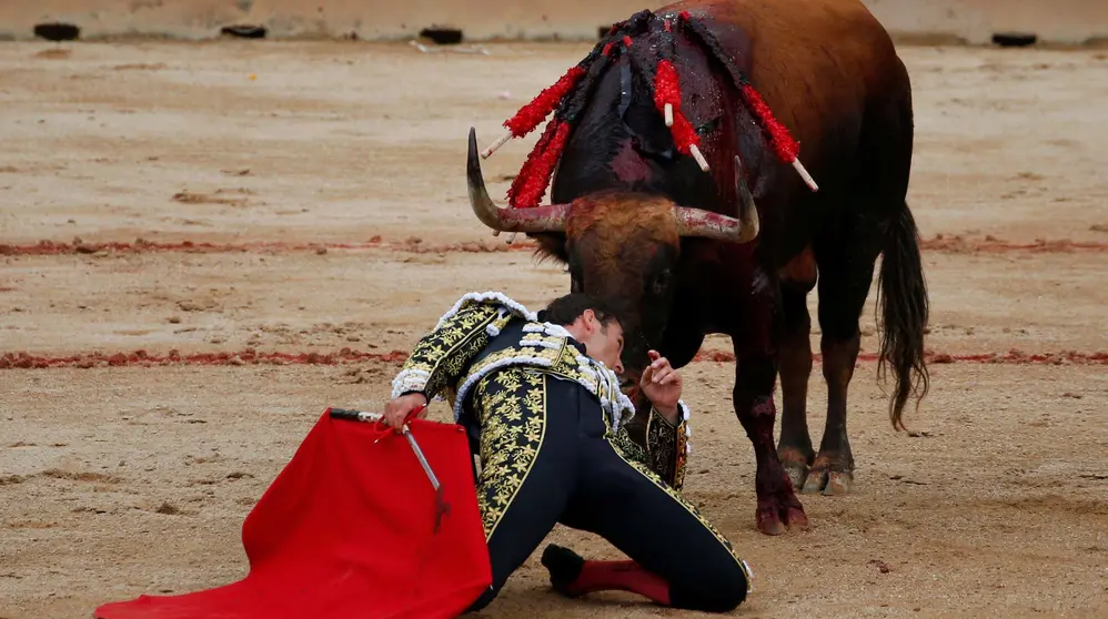 Corrida sanferminera de toreros banderilleros con Padilla, El Fandi y Escribano en la Feria del Toro. REUTERS