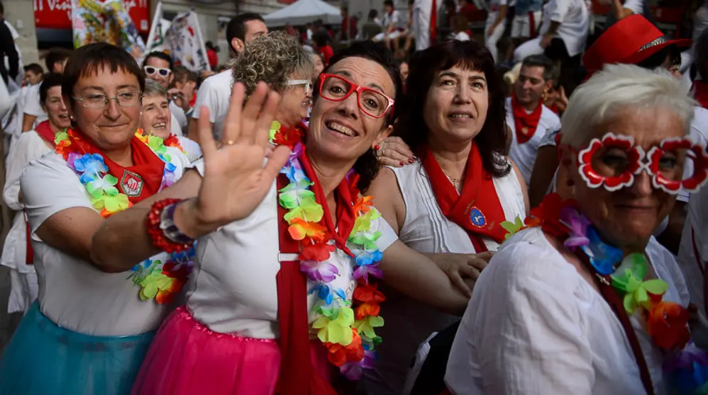 Las peñas salen de la Plaza de Toros de Pamplona tras la corrida de toros de Fuente Ymbro en San Fermín 2017. PABLO LASAOSA 19