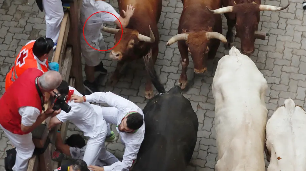 GRA007. PAMPLONA, 11/07/2017.- Varios mozos corren ante los toros de la ganadería de Jandilla en el quinto encierro de los Sanfermines 2017, que ha sido el más rápido hasta ahora con una duración de dos minutos y doce segundos, y que ha finalizado, en principio, sin heridos por asta de toro. EFE/Javier Lizón