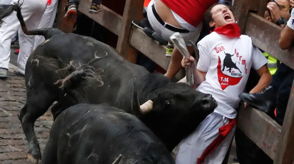 Los toros de Jandilla a su paso por Mercaderes en el quinto encierro de San Fermín 2017. EFE (3)