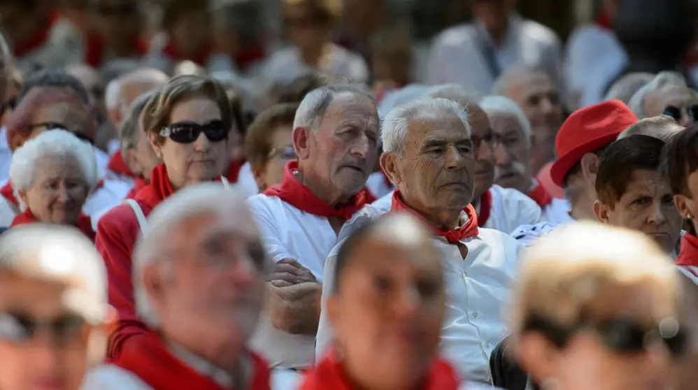 Los mayores disfrutan en su día grande del recital de jotas del Paseo Sarasate en San Fermín 2017. PABLO LASAOSA 07