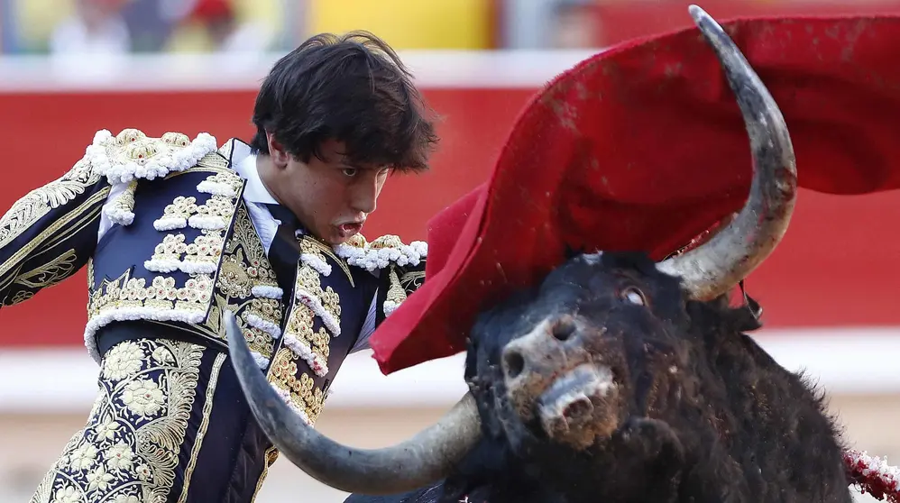 GRA405. PAMPLONA, 11/07/2017.- El diestro peruano Andr&eacute;s Roca Rey con su primero durante el s&eacute;ptimo festejo de los Sanfermines, en el que comparte cartel con los matadores Cayetano Rivera y Miguel &Aacute;ngel Perera, lidiando toros de Jandilla. EFE/Jes&uacute;s Diges