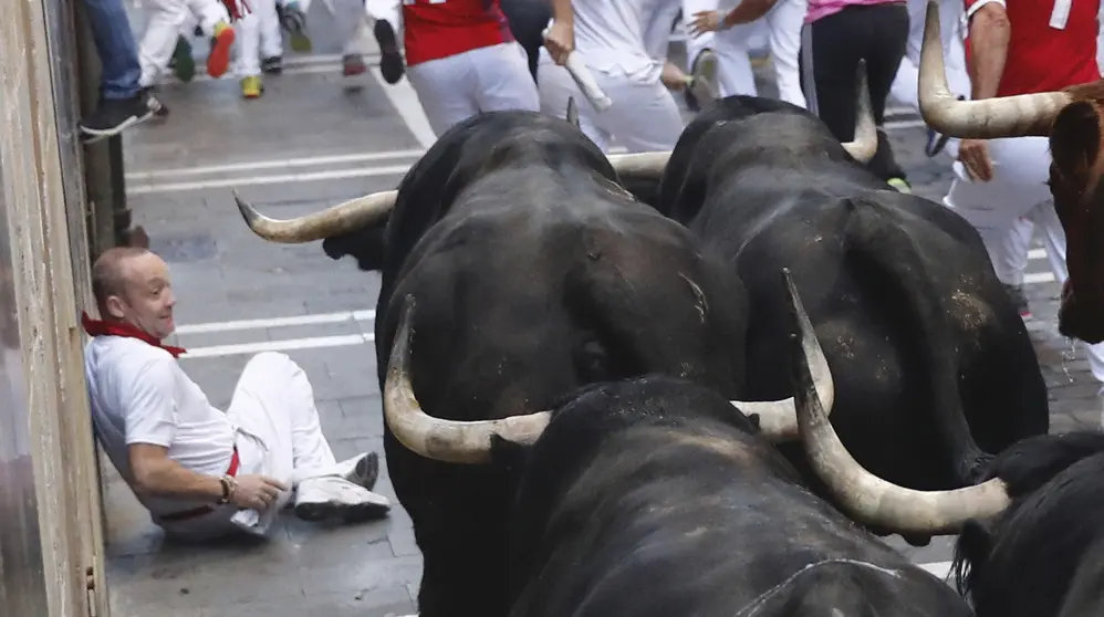 GRA020. PAMPLONA, 12/07/2017.- Los toros de la ganadería madrileña de Victoriano del Río llegan a la curva de Mercaderes de Pamplona, durante el sexto encierro de los Sanfermines 2017. EFE/ Villar López