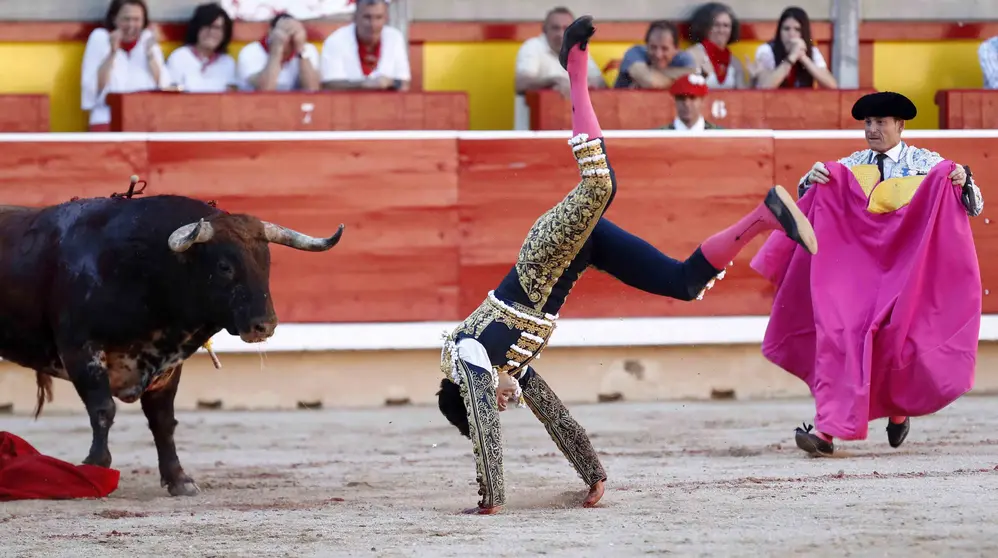 GRA624. PAMPLONA, 12/07/2017.- El diestro Alberto L&oacute;pez Sim&oacute;n sufre una voltereta en la lidia a su primer toro, durante el octavo festejo de la Feria del Toro de Pamplona dentro de los Sanfermines 2017, en el que ha compartido cartel con Sebasti&aacute;n Castella y Gin&eacute;s Mar&iacute;n, ante reses de Victoriano del R&iacute;o. EFE/Villar L&oacute;pez