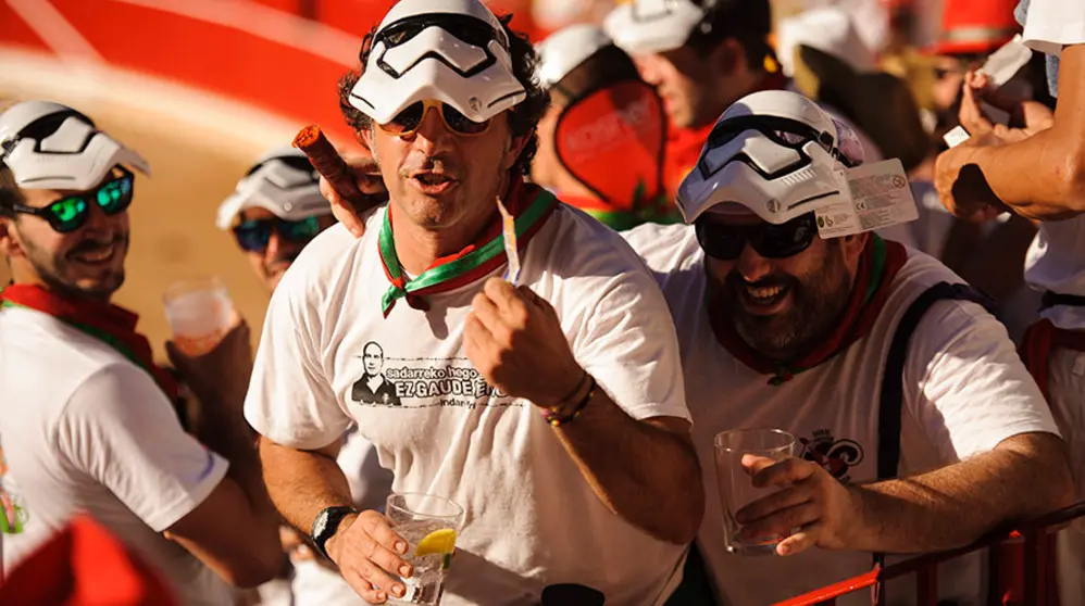 Ambiente en el tendido durante la  sexta corrida de la  Feria del Toro de Pamplona con astados de Victoriano del R&iacute;o para Castella, L&oacute;pez Sim&oacute;n y Gin&eacute;s Mar&iacute;n. MIGUEL OS&Eacute;S (8)