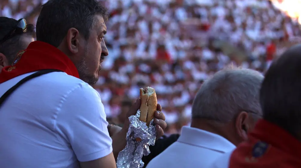 Ambiente festivo en las gradas de la plaza de toros durante la &uacute;ltima corrida de la Feria de Sanfermines con los diestros RRafaelillo, Casta&ntilde;o y Pinar MAITE H MATEO 3