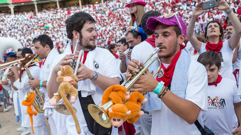  Despedida de las peñas en la plaza de toros de Pamplona en los Sanfermines 2017. IÑIGO ALZUGARAY (27)