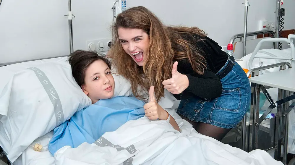 La cantante pamplonesa Amaia Romero durante su visita al CHN. GOBIERNO DE NAVARRA.