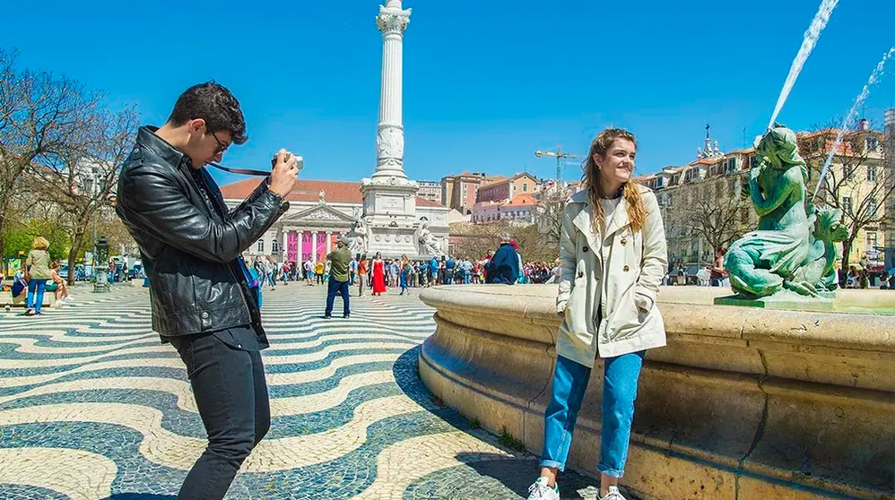 Los representantes de España en Eurovisión han podido tomarse fotos en la Plaza de Rossio RTVE