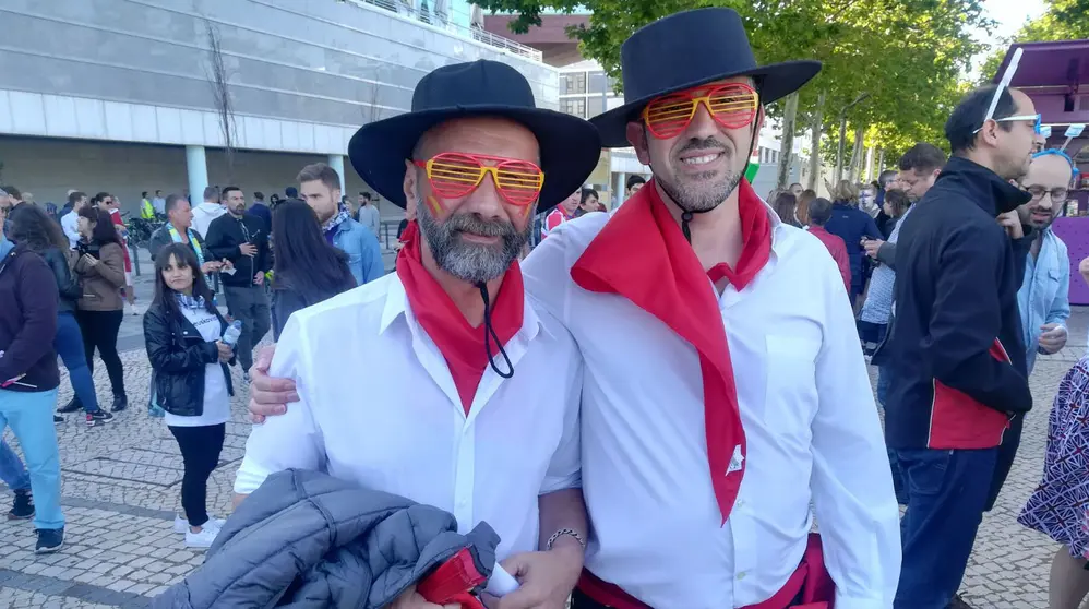 Los eurofans llegan al Altice Arena con sus mejores atuendos para seguir la gran final de Eurovisión. CRISTIÁN BETELU (6)