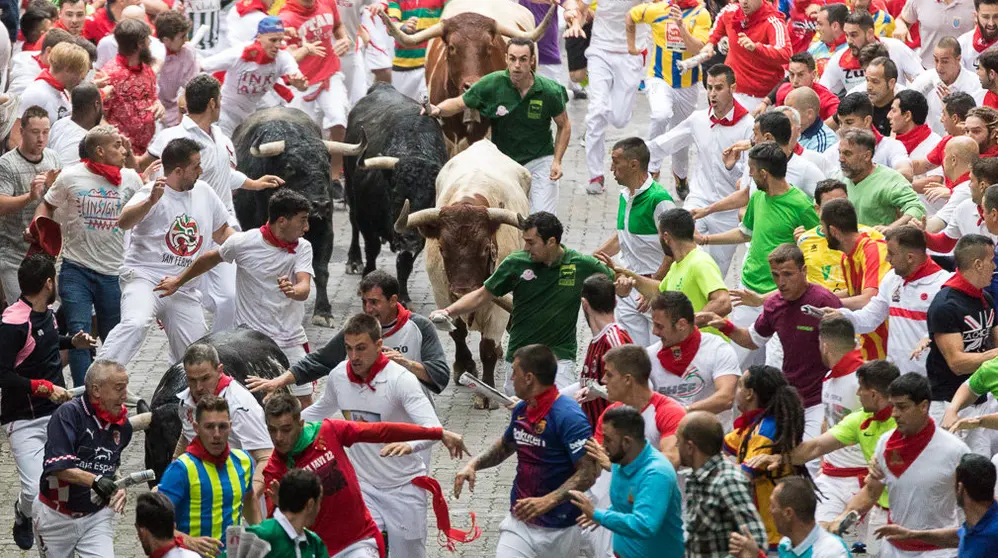 Primer encierro de San Fermín 2018 con toros del Puerto de San Lorenzo en el tramo de Telefónica y bajada del callejón (02). IÑIGO ALZUGARAY