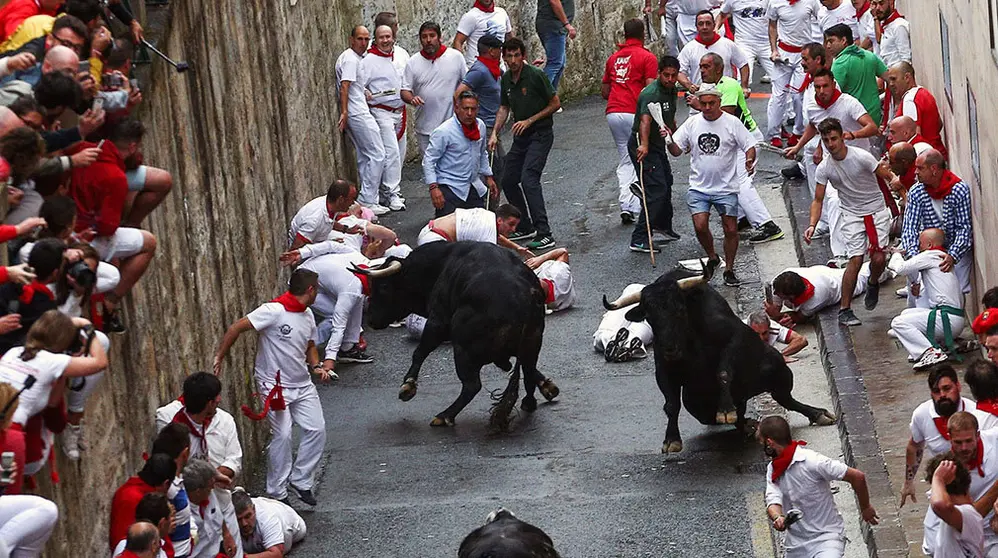 GRAF5252. PAMPLONA (ESPAÑA), 07/07/2018.- Los toros de la ganaderia salmantina de Puerto de San Lorenzo, han protagonizado el primer encierro de estos Sanfermines 2018. En la imagen, los corredores en el inicio de su recorrido.EFE/Rodrigo Jiménez