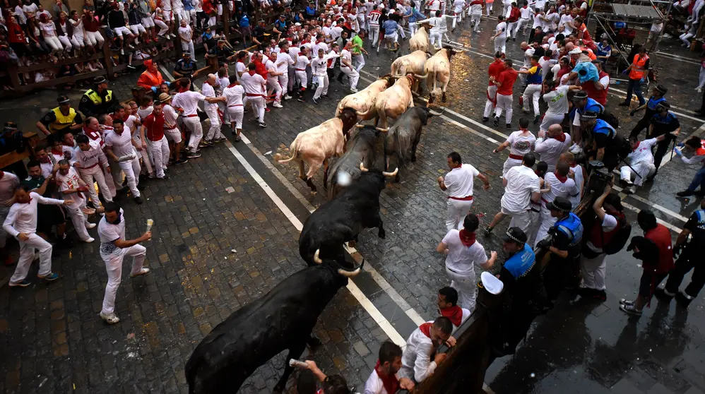 Segundo encierro de San Fermín 2018 con toros deJosé Escolar en la Plaza del Ayuntamiento. PABLO LASAOSA 2 