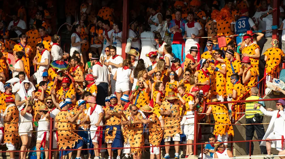Las gradas no se aburren durante las corridas de toros de los sanfermines de 2018. MIGUEL OSÉS_8