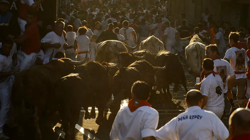 Cuarto encierro de San Fermín 2018 con toros deFuente Ymbro en el Ayuntamiento. PABLO LASAOSA 01 (2)