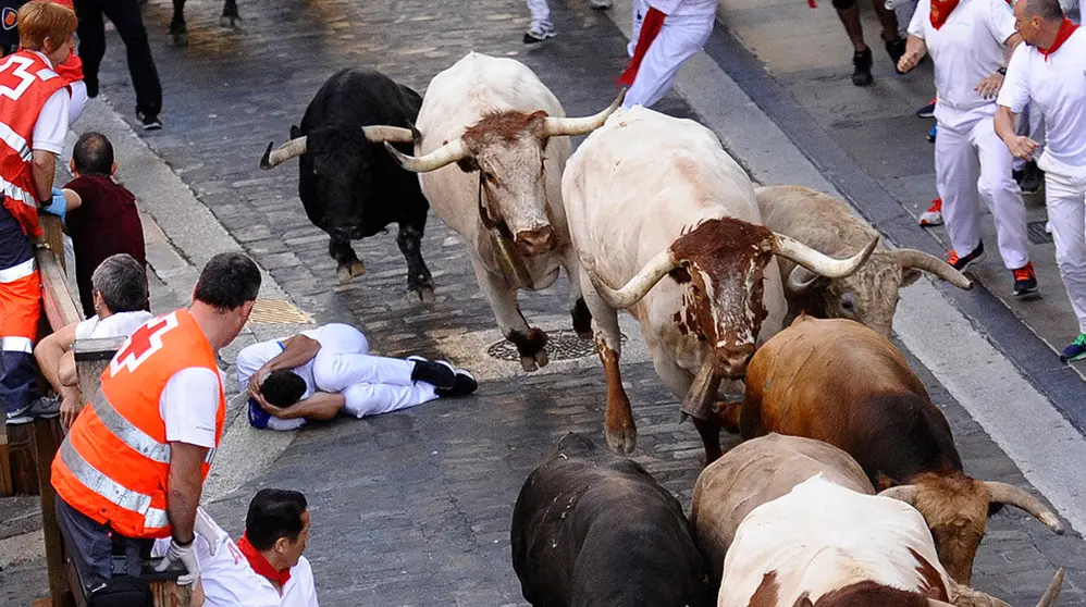 Los toros de Nuñez del Cuvillo enfilan la Plaza Consistorial en el quinto encierro de estos Sanfermines 2018 MIGUEL OSES (4)
