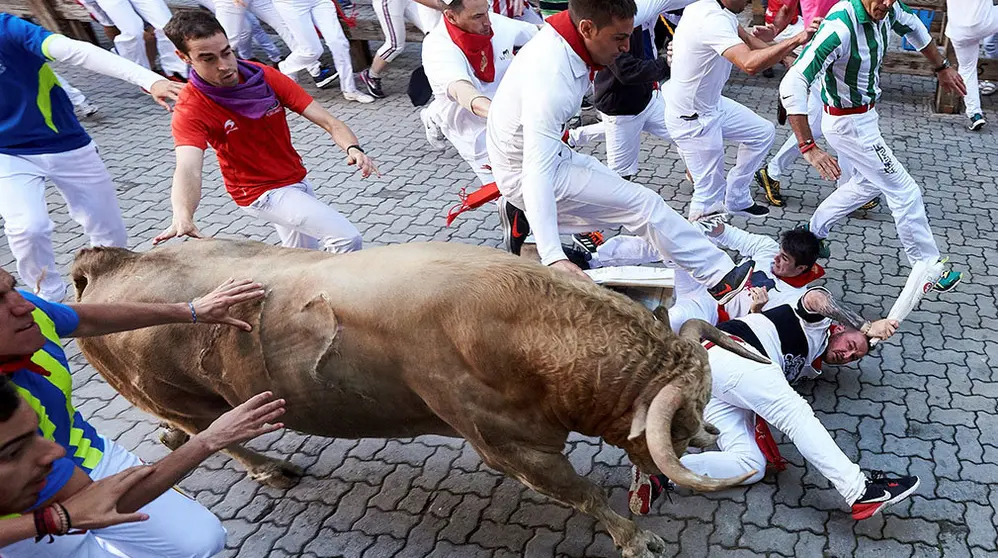 GRAF7832. PAMPLONA, 11/07/2018.- Los toros de la ganadería gaditana de Núñez del Cuvillo a su paso por el tramo de Telefónica durante el quinto encierro de los Sanfermines 2018 que ha resultado emocionante y vistoso con huecos entre los animales que han realizado el recorrido estirados, sin que al parecer ningún corredor haya resultado corneado. EFE/Daniel Fernández