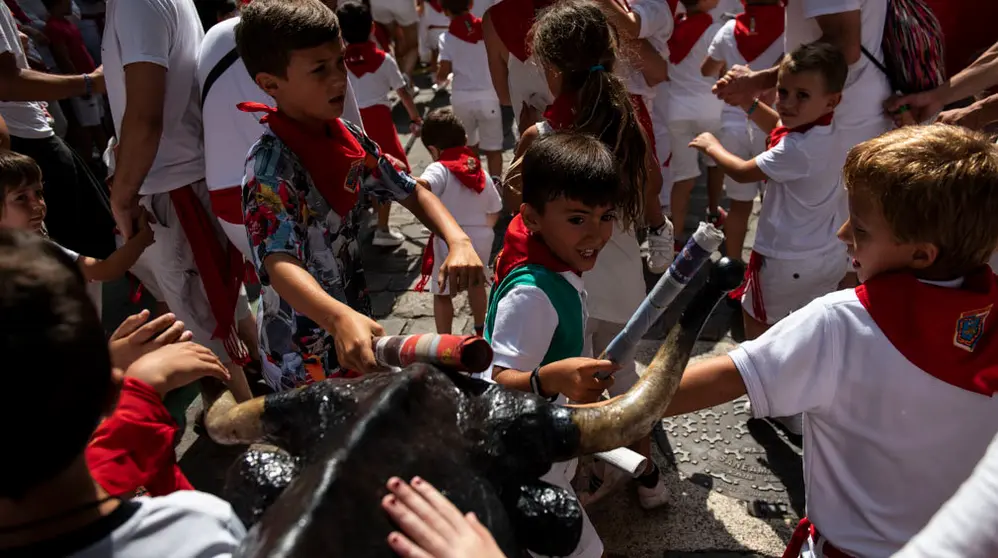 Cientos de niños corren en el encierro Txiki. MIGUEL OSÉS_12
