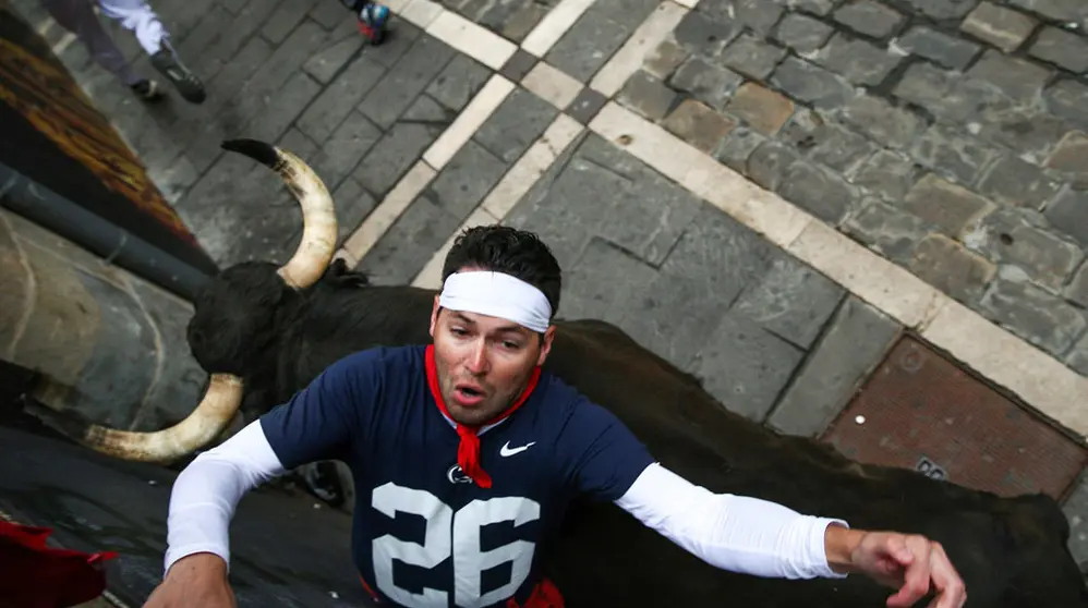 Séptimo encierro de San Fermín con toros de Jandilla en la curva de Mercaderes. EFE (3)
