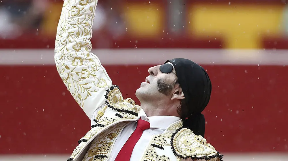 GRAF9935. PAMPLONA, 13/07/2018.- El torero Juan José Padilla tras la lidia al segundo de su lote, durante la décima de abono de la Feria del Toro de los Sanfermines 2018 celebrada esta tarde en la plaza de toros de Pamplona. EFE/Jesús Diges