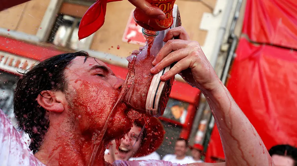 Varias personas viven los primeros momentos de San Fermín tras el Chupinazo. REUTERS