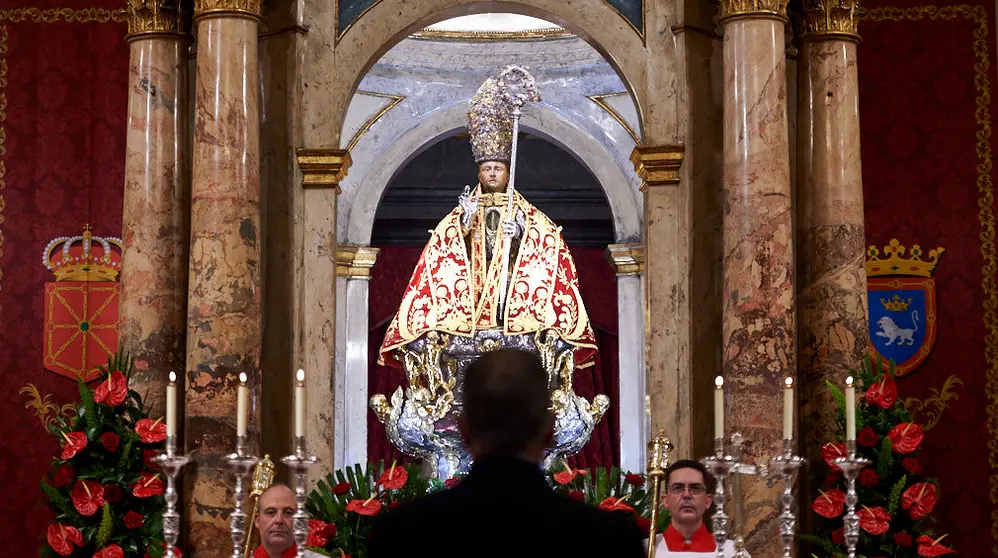 Visperas de San Fermín en la Iglesia de San Lorenzo con la corporación municipal. MIGUEL OSÉS