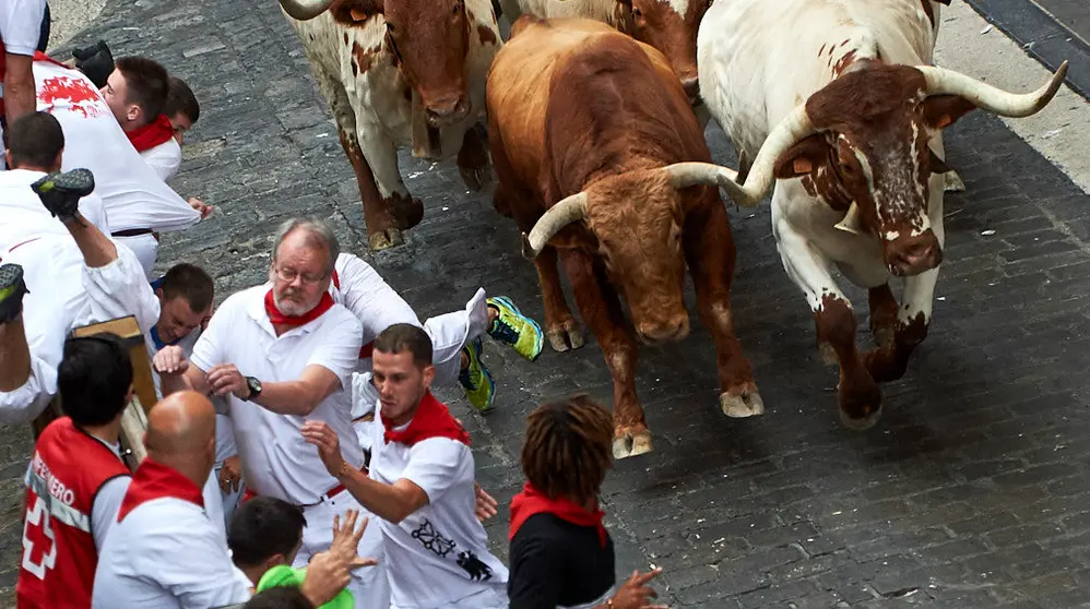 Primer encierro de las fiestas de San Fermín con toros de la ganaderia de Puerto de San Lorenzo en el tramo del Ayuntamiento. MIGUEL OSÉS