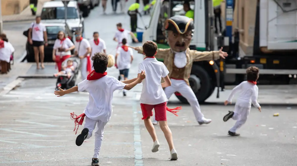 La Comparsa de Gigantes y cabezudos vuelve a salir a la calle acompañada por cientos de personas. Maite H. Mateo 14