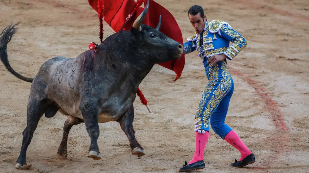 Fernando Robleño, Javier Castaño y Pepe Moral lidian los toros de José Escolar en la tercera corrida de Sanfermines MAITE H MATEO (6)