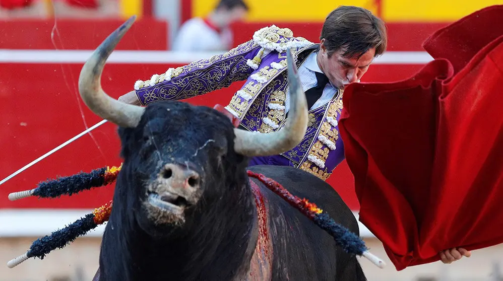 El torero Julián López &#39;El Juli&#39; durante la lidia a su segundo toro de la tarde, al que ha cortado una oreja, en la séptima de abono de la Feria del Toro de Pamplona para las fiestas de San Fermín 2019. EFE/Villar López