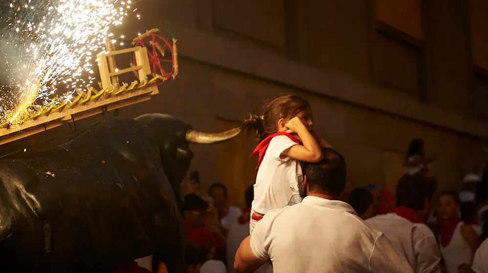 Toro de fuego por la cuesta de Santo Domingo en las fiestas de San Fermin de 2019. MIGUEL OSÉS