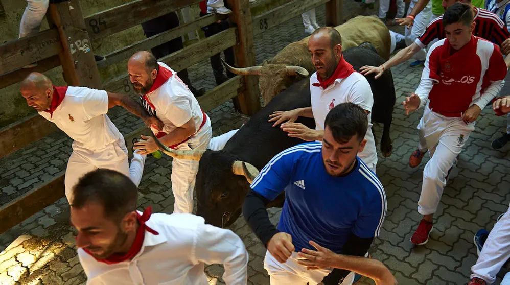 Sexto encierro de las fiestas de San Fermín de 2019 con la ganadería de Nuñez ddel Cuvillo en el tramo final del callejón. MIGUEL OSÉS