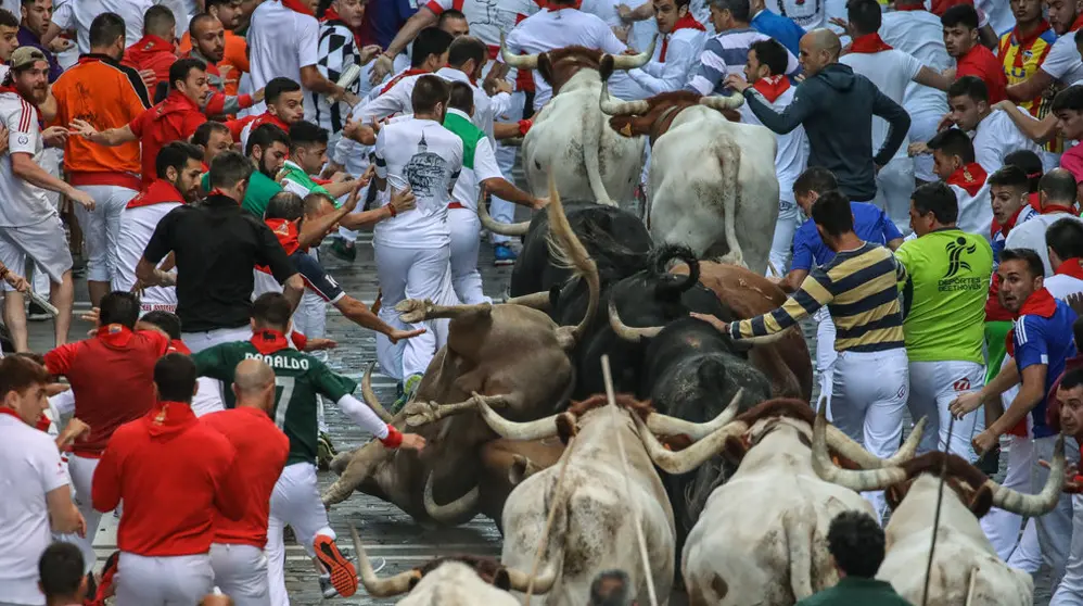 Sexto encierro de San Fermín con toros de la ganadería Nuñez del Cuvillo en el tramo de Estafeta en Pamplona. Maite H. Mateo9