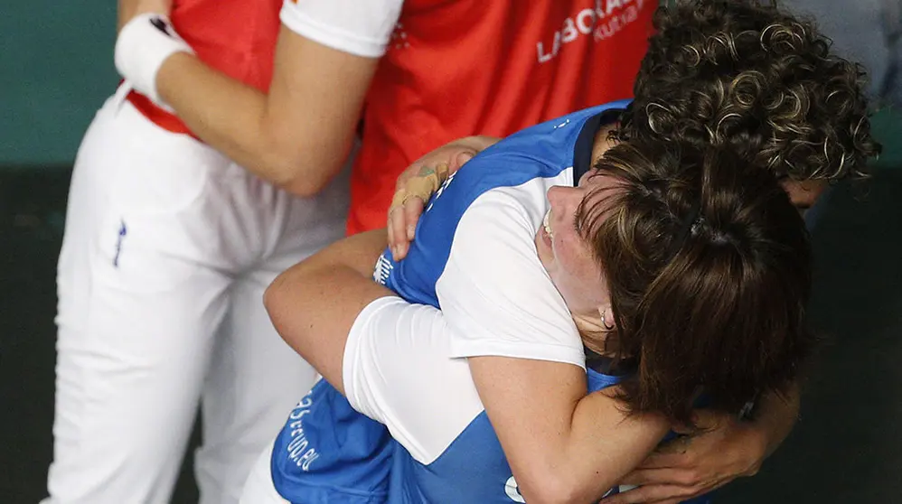 GRAF3702. PAMPLONA, 13/07/2019.- Las pelotaris Oihana Orbegozo y Iera Aguirre (primer término), se han proclamado campeonas en la final femenina del Terneo San Fermín de Pelota a Mano Femenina, en el Frontón Labrit de la capital Navarra. EFE/JAVIER LIZÓN