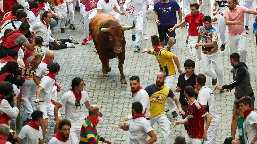 Último encierro de las fiestas de San Fermín 2019 con la ganadería de Miura en el tramo de la bajada al callejón. MIGULE OSÉS