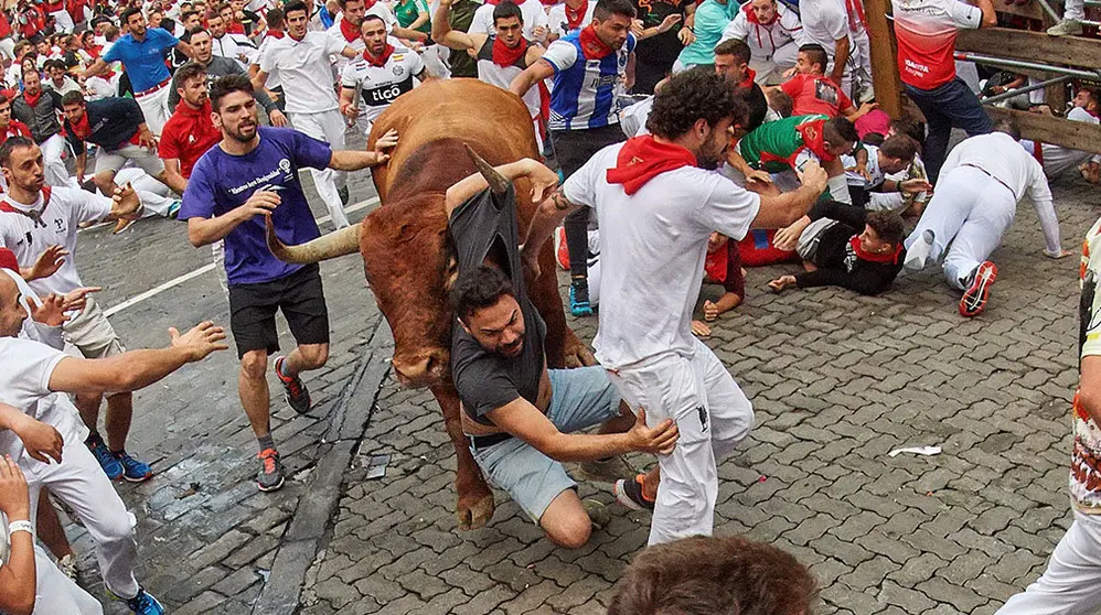 Los toros de la ganadería sevillana de Miura, a su paso por el tramo de Telefónica, durante el octavo y último encierro de los Sanfermines 2019. EFE/Daniel Fernández