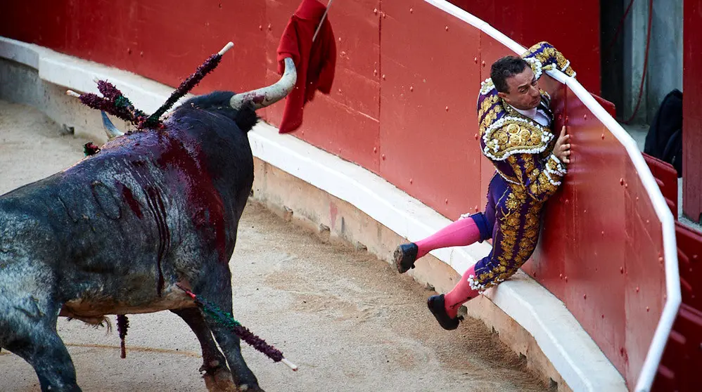 Rafaelillo sufre una cogida en su segundo toro de la última corrida de los Sanfermines de 2019 con la ganadería de Miura. MIGUEL OSÉS