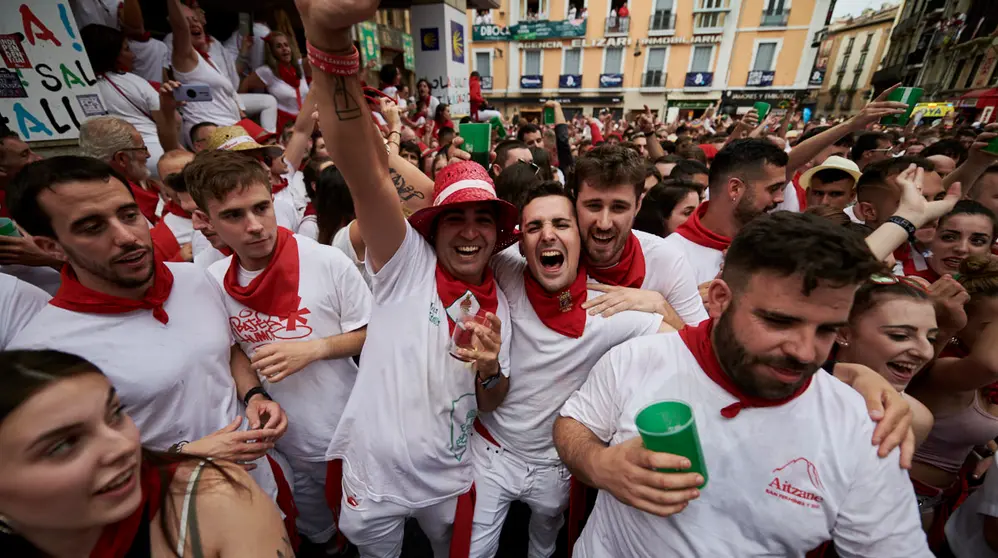 Riau Riau popular desde la Plaza del Ayuntamiento de Pamplona durante San Fermín 2022. PABLO LASAOSA
