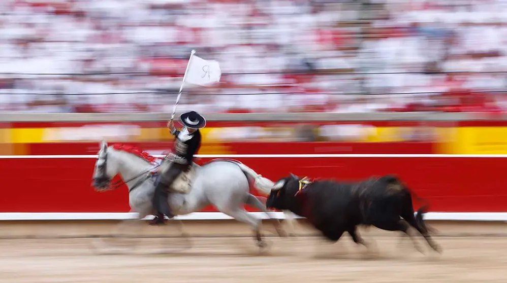 GRAFCAV7262. PAMPLONA, 06/07/2022.- El rejoneador Roberto Armendáriz durante la lidia a su segundo toro de la tarde en la corrida de rejones celebrada esta tarde en Pamplona dentro de la Feria del Toro de los Sanfermines 2022. EFE/ Rodrigo Jiménez
