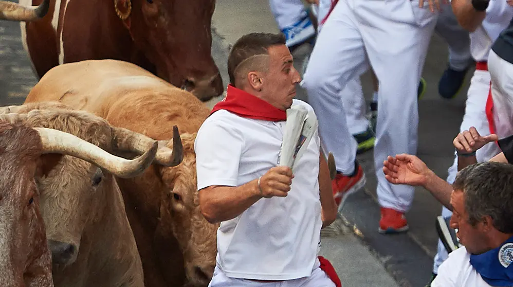 Primer encierro de San Fermín 2022 con toros de Núñez del Cuvillo en la cuesta de Santo Domingo y la plaza del Ayuntamiento. PABLO LASAOSA
