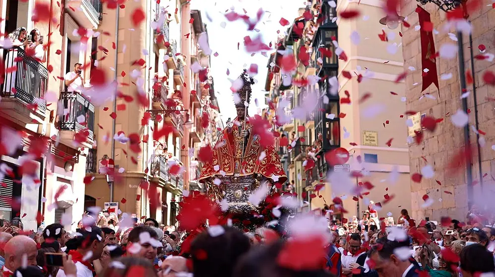 San Fermín es recibido cerca de la iglesia de San Lorenzo con miles de pétalos de rosa. EFE/Rodrigo Jimenez
