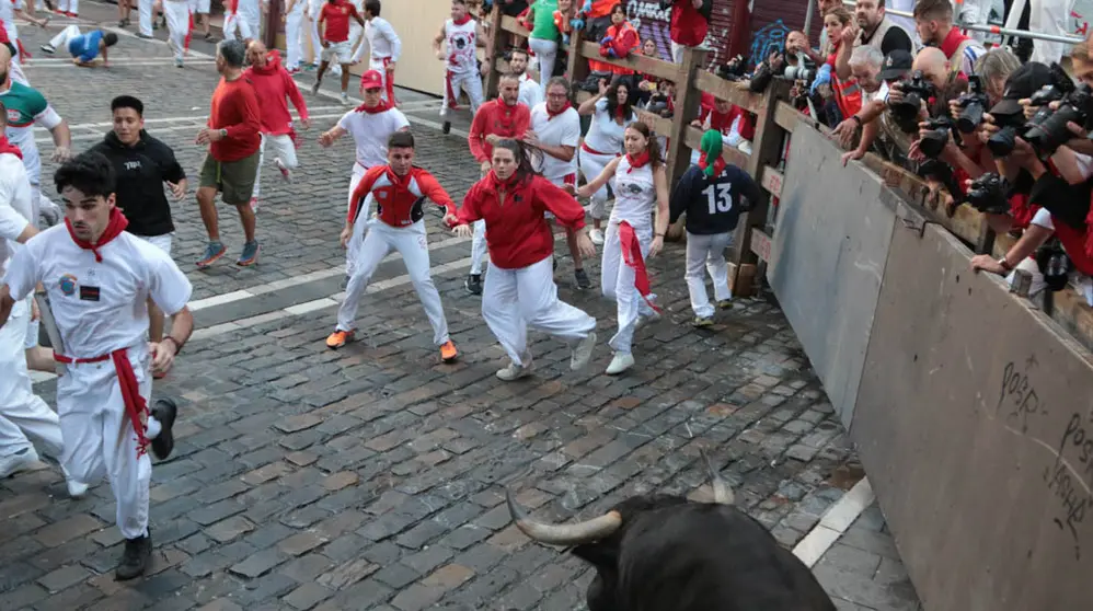 Segundo encierro de San Fermín con toros de la ganadería de Fuente Ymbro a la altura de la contracurva de Mercaderes. MANUEL CORERA