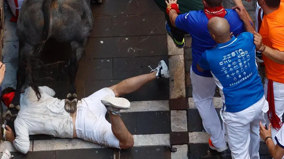 Los mozos corren ante los toros de la ganadería de José Escolar durante el tercer encierro de San Fermín, este sábado. EFE Rodrigo Jimenez