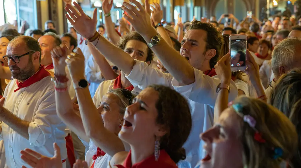 Multitudinario Baile de la Alpargata en el Nuevo Casino de Pamplona. MAITE H. MATEO