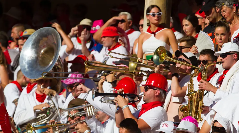 Los toreros Joselito Adame, Rub&eacute;n Pinar y Javier Cort&eacute;s lidian con los toros de Jos&eacute; Escolar en la tercera corrida de San Ferm&iacute;n 2022. ALEJANDRO VELASCO