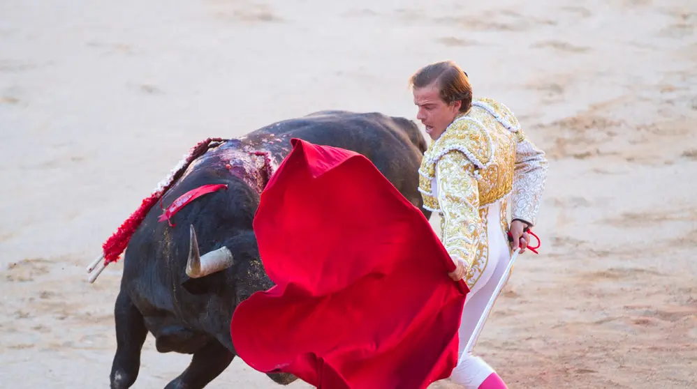 Los toreros Joselito Adame, Rubén Pinar y Javier Cortés lidian con los toros de José Escolar en la tercera corrida de San Fermín 2022. ALEJANDRO VELASCO